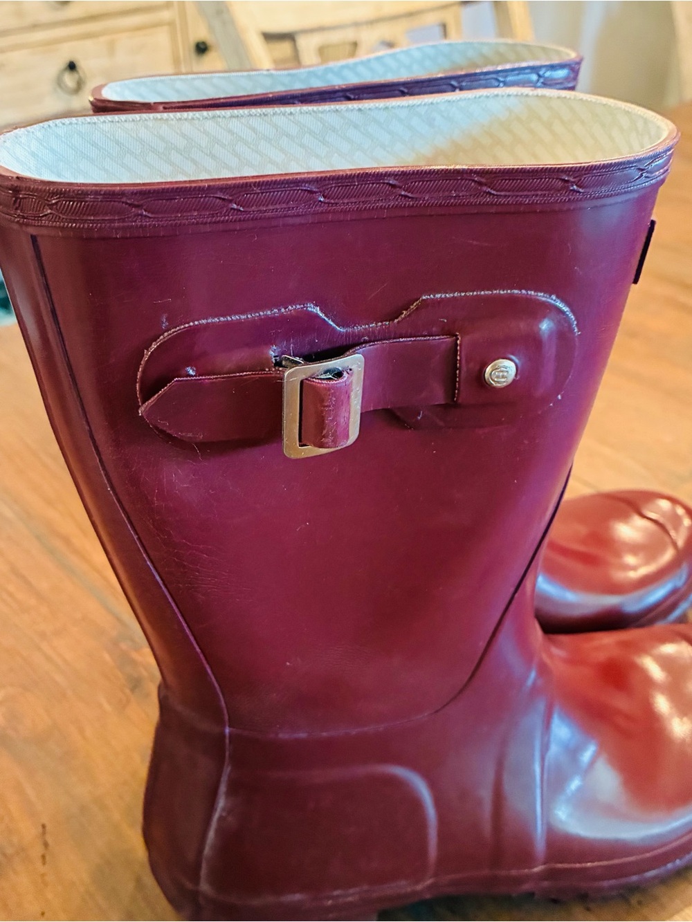 Hunter Red Gloss Rain Boots. Short with buckle. Unisex size men 8 women 9 - Picture 8 of 11